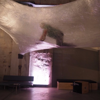 Ein Wunder, dass es meine 210 kg ausgehalten hat. Der Boden war teilweise echt nur 1-2 Folienstärken dick.